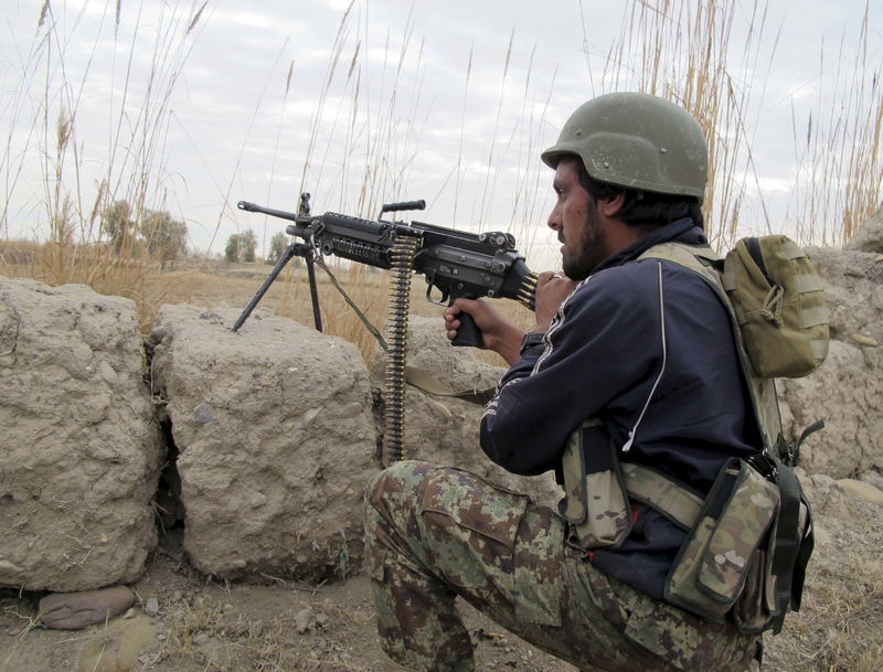 © Reuters. غارات أمريكية في إقليم هلمند الأفغاني مع احتدام القتال مع طالبان