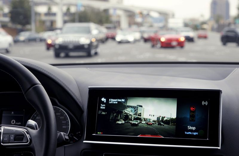 © Reuters. File photo of a screen in Delphi's automated vehicle showing the car stopping on its own after communicating with a stop light at an intersection at the Consumer Electronics Show in Las Vegas