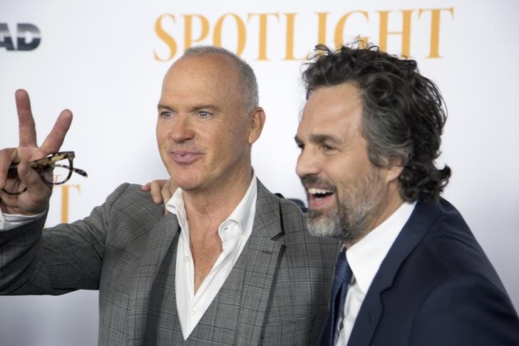 © Reuters. Atores Michael Keaton (E) e Mark Ruffalo (D) participam de apresentação especial do filme 