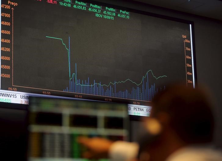 © Reuters. Homem observa gráfico de índices em painel eletrônico na Bovespa, em São Paulo