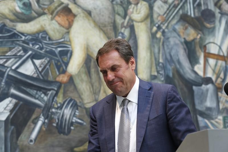 © Reuters. General Motors North America president Reuss leaves the podium during a news conference to announce foundation pledges to the Detroit Institute of Arts in Detroit