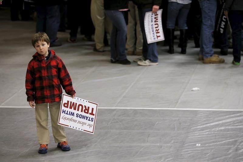 © Reuters. A young boy waits for U.S. Republican presidential candidate Donald Trump at a campaign rally in Claremont