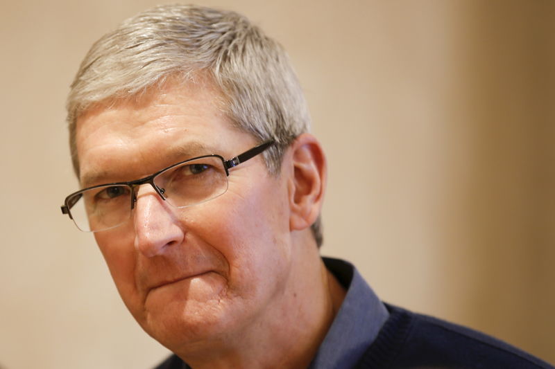 © Reuters. Apple Chief Executive Officer Tim Cook speaks during a event for students to learn to write computer code at the Apple store in the Manhattan borough of New York