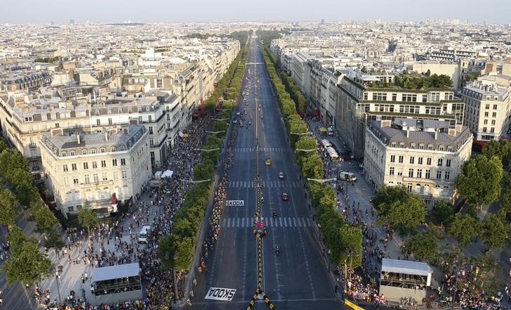 © Reuters. إغلاق جادة الشانزليزيه في باريس يوم واحدا كل شهر أمام السيارات