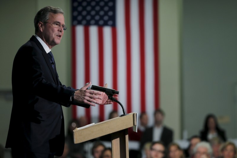 © Reuters. U.S. Republican presidential candidate Jeb Bush speaks at the New Hampshire Forum on Addiction and Heroin Epidemic in Hooksett