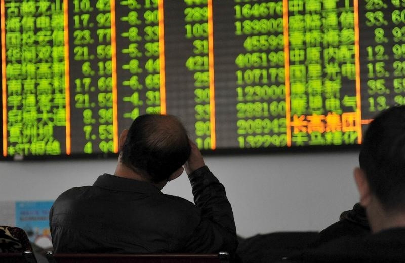 © Reuters. La bolsa china se hunde un 7% y se suspenden las operaciones