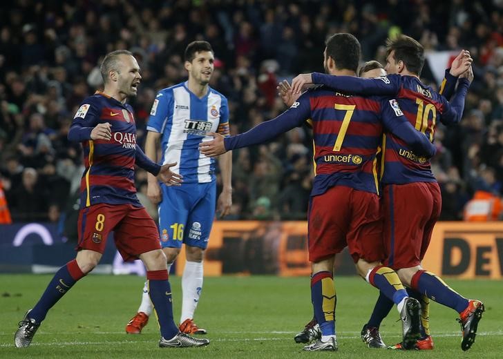 © Reuters. Andrés Iniesta, Arda Turan y Lionel Messi (I-D) celebran un gol en la victoria de su equipo 4-1 sobre Espanyol por la Copa del Rey