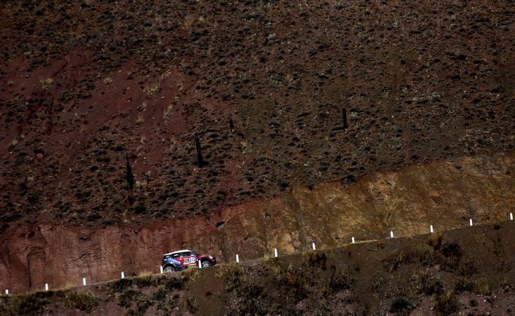© Reuters. Foto del miércoles del chileno Boris Garafulic con su Mini en la cuarta etapa del Dakar en la provincia argentina de Jujuy