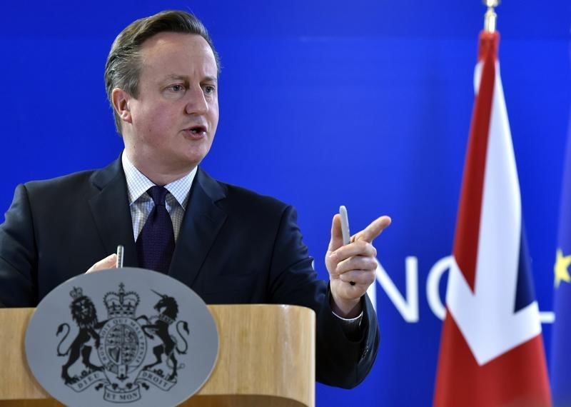 © Reuters. Britain's PM Cameron gestures during a news conference after a European Union leaders summit in Brussels