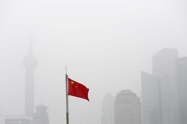 © Reuters. Bandeira nacional chinesa vista em Xangai