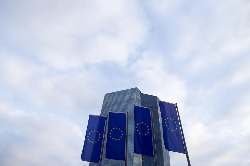 © Reuters. EU flags fly in front of European Central Bank headquarters in Frankfurt