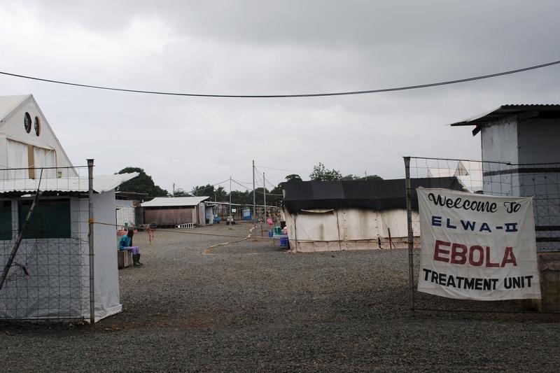 © Reuters. دراسة: فشل بلازما الدم من ناجين من الإيبولا في منع الوفيات