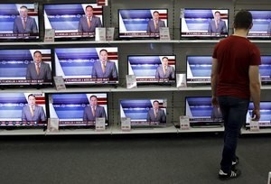 © Reuters. The newscast of TV2 is seen on television sreens in an electronic store in Budapest