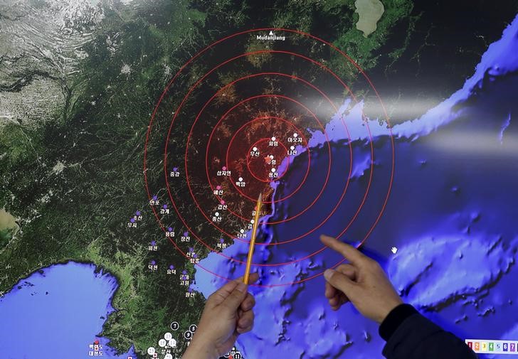 © Reuters. Ko Yun-hwa, do serviço meteorológico da Coreia do Sul, aponta no mapa para local onde foram registradas ondas sísmicas