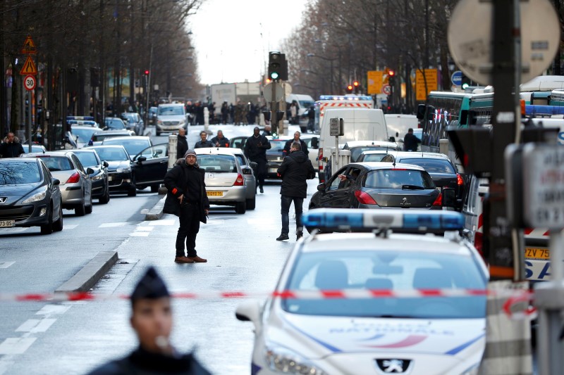 © Reuters. La policía de París abate a un hombre armado con un cuchillo