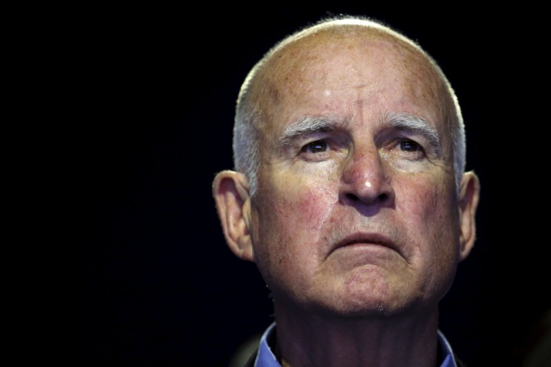 © Reuters. California Governor Brown attends a meeting during the COP21 at Le Bourget, near Paris, France