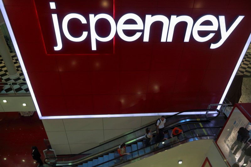 © Reuters. Customers ride the escalator at a J.C. Penney store in New York