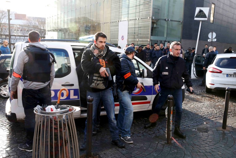 © Reuters. UN HOMME AVEC UN FAUX GILET EXPLOSIF ABATTU DEVANT UN COMMISSARIAT DU XVIIIE À PARIS