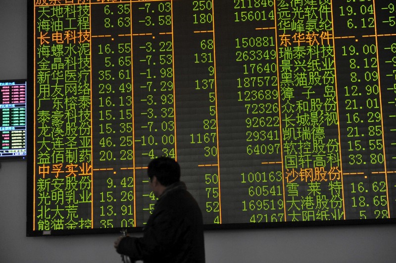 © Reuters. An investor looks at an electronic screen showing stock information at a brokerage house in Hangzhou