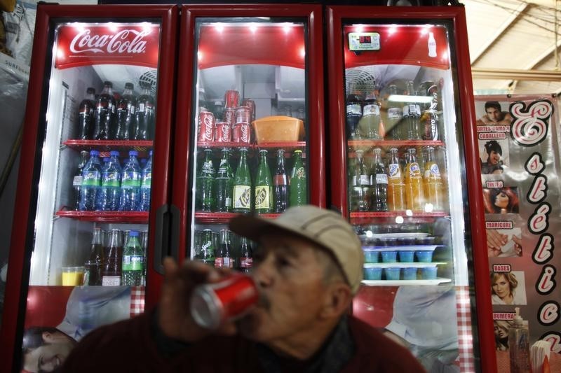 © Reuters. دراسة: الإقلال من المشروبات السكرية يخفض السعرات .. لكن بصورة محدودة