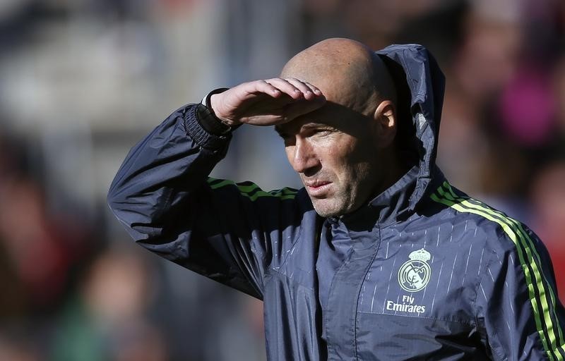 © Reuters. Todas las miradas, en el debut de Zidane en el banquillo del Madrid