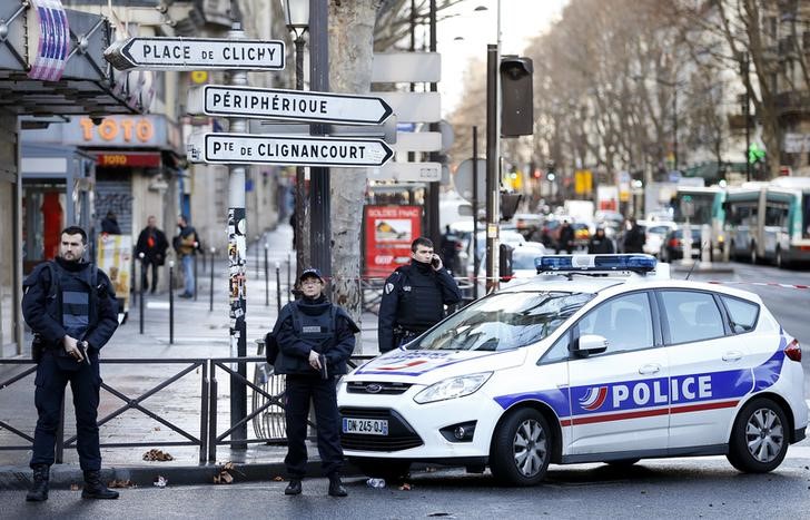 © Reuters. Polícia francesa protege área após homem ser morto ao tentar invadir delegacia de polícia em Paris