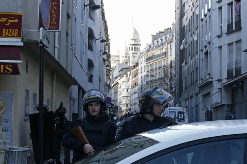 © Reuters. الداخلية الفرنسية: الرجل الذي قتل في باريس ارتدى حزاما ناسفا مزيفا