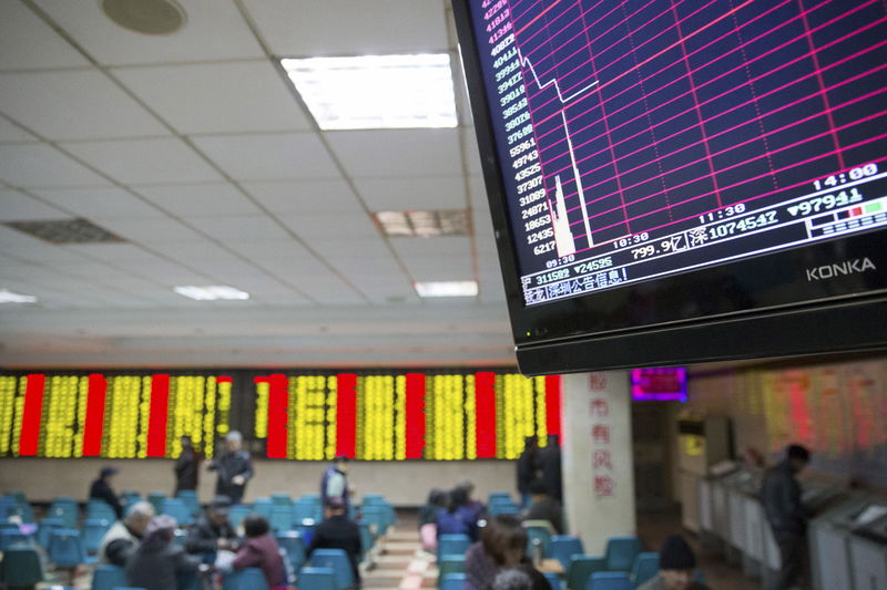 © Reuters. A screen showing the stock information after the new circuit breaker mechanism suspended today's stocks trading, at a brokerage house in Nanjing