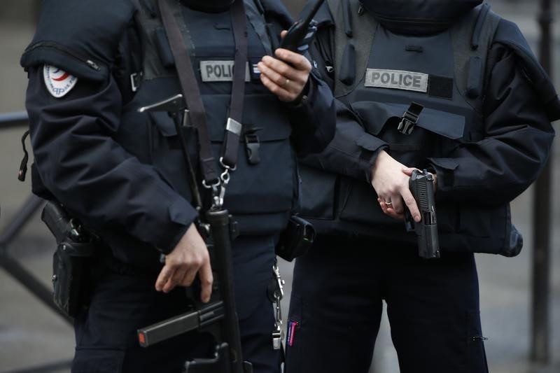 © Reuters. شرطة باريس تقتل رجلا حاول اقتحام مركز شرطة في ذكرى هجوم شارلي إبدو