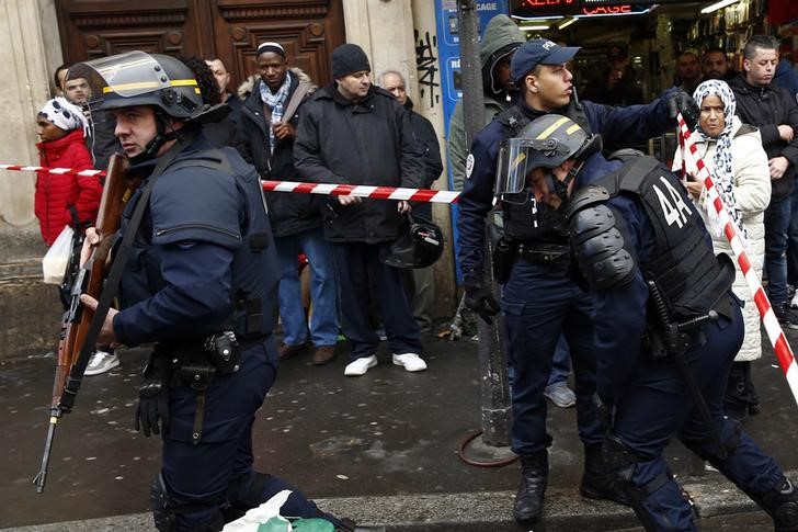 © Reuters. Polícia vigia delegacia depois de morte de homem em Paris