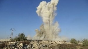 © Reuters. Smoke rises during an air strike in Ramadi city