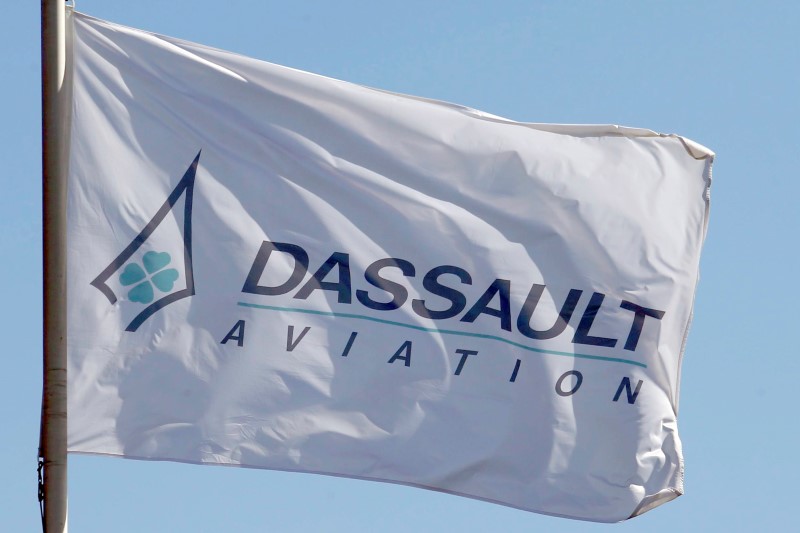 © Reuters. A flag with the logo of French aircraft manufacturer Dassault Aviation flies at the entrance of the company's factory in Merignac near Bordeaux