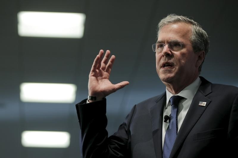 © Reuters. U.S. Republican presidential candidate Jeb Bush speaks at the New Hampshire Forum on Addiction and Heroin Epidemic in Hooksett