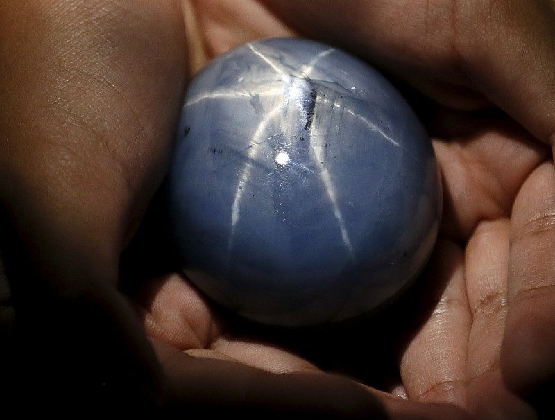 © Reuters. Dono da maior safira azul do mundo posa para foto durante entrevista com a Reuters em Colombo