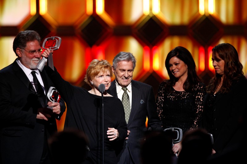 © Reuters. Actors Richard Masur, Bonnie Franklin, Pat Harrington Jr., Valerie Bertinelli and Mackenzie Phillips accept an award for the show One Day at a Time during the 10th Anniversary TV Land Awards in New York