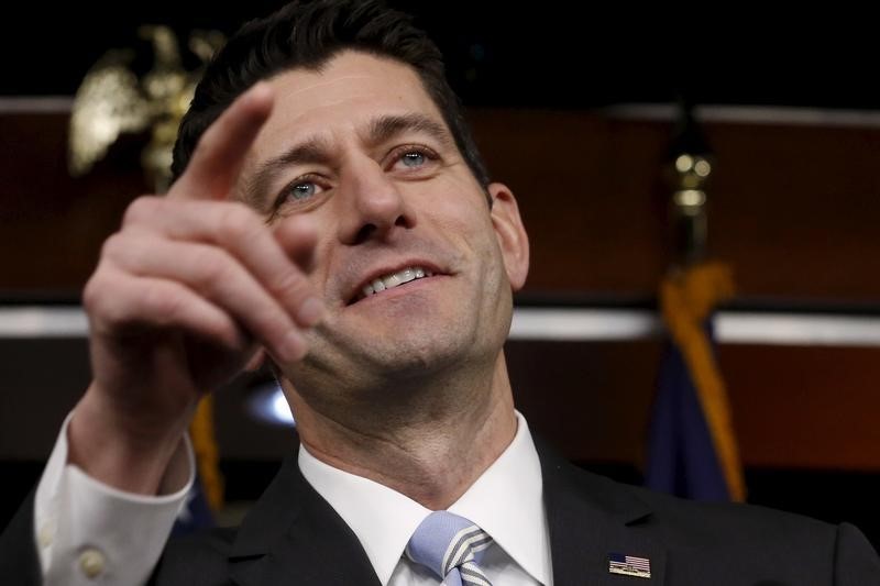 © Reuters. Ryan calls on a reporter during a weekly news conference at the U.S. Capitol in Washington