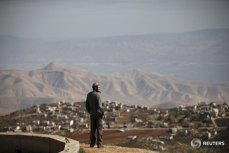 © Reuters. مستوطنون متطرفون يبدون تحديا بعد اتهام إسرائيل شابين يهوديين بالقتل