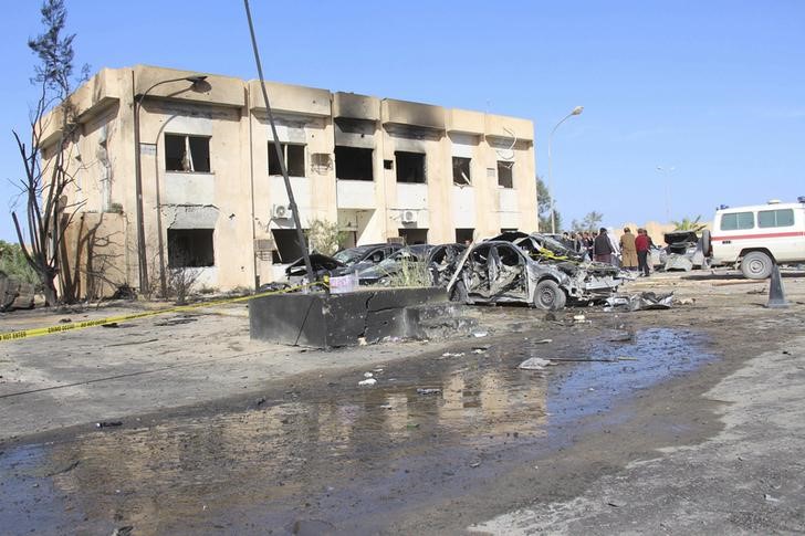 © Reuters. Vista geral mostra danos após explosão no centro de treinamento da polícia em Zliten, na Líbia