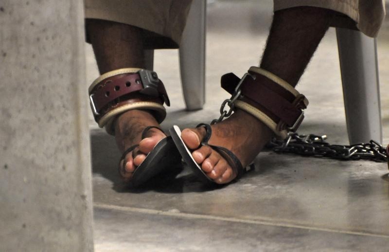 © Reuters. A Guantanamo detainee's feet are shackled to the floor as he attends a "Life Skills" class at Guantanamo Bay U.S. Naval Base