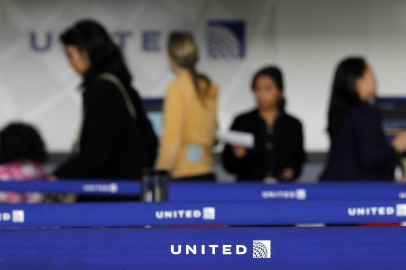 © Reuters. Customers of United wait in line to check in at Newark International airport in New Jersey