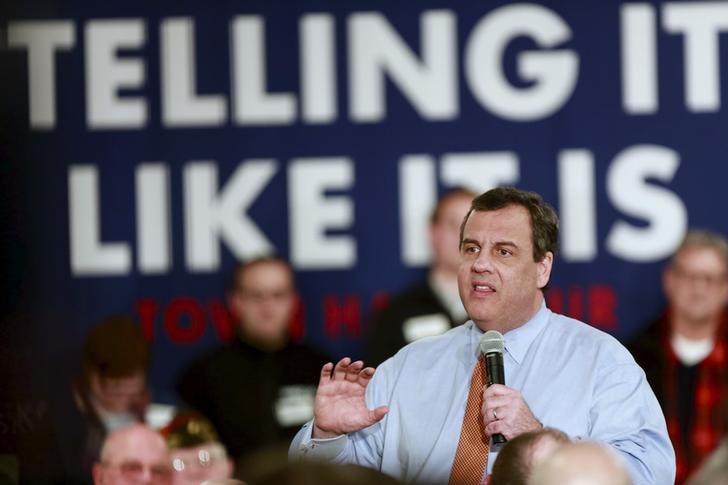 © Reuters. U.S. Republican presidential candidate and New Jersey Governor Chris Christie speaks at a campaign town hall meeting in Merrimack