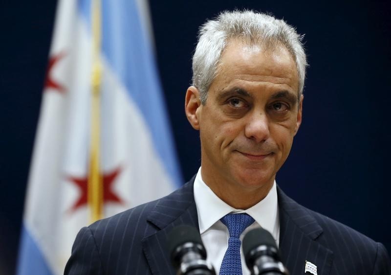 © Reuters. Chicago Mayor Rahm Emanuel listens to remarks at a news conference in Chicago