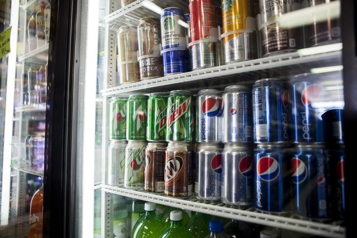 © Reuters. Cans of soda are displayed in a case at Kwik Stops Liquor in San Diego
