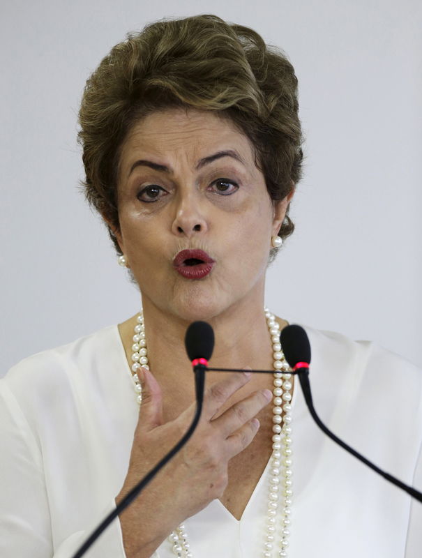 © Reuters. Brazil's President Rousseff speaks during a ceremony for regulating the Green Free Trade Zone in some cities of the Amazon, at Planalto Palace in Brasilia