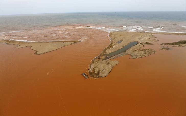 © Reuters. An aerial view of the mouth of Rio Doce, which was flooded with mud after a dam owned by Vale SA and BHP Billiton Ltd burst, at an area where the river joins the sea on the coast of Espirito Santo in Regencia Village