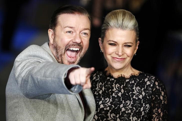 © Reuters. Los Globos de Oro parten sin favoritos claros, Gervais se disculpa antes de bromas