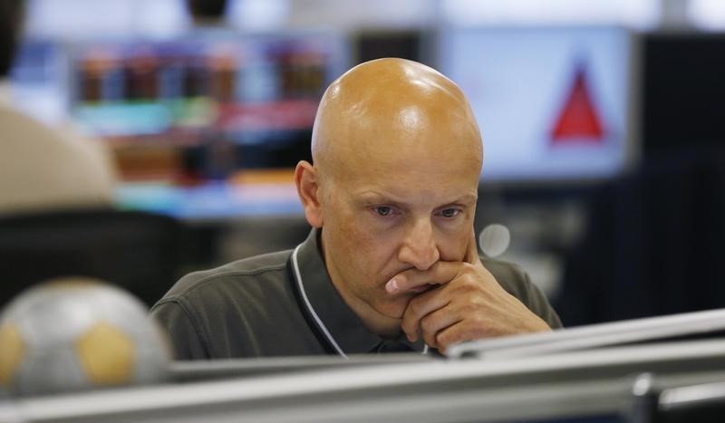 © Reuters. Un dealer al lavoro alla IG Index di Londra