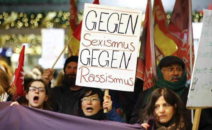 © Reuters. Colonia, Germania: manifestazione contro il sessismo e il razzismo lo scorso 5 gennaio