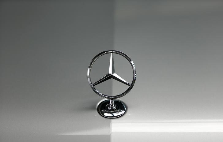 © Reuters. Bonnet emblem of Mercedes-Benz car is pictured in dealership of German car manufacturer Daimler in Munich