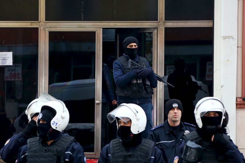 © Reuters. الشرطة التركية تعتقل أعضاء بحزب موال للأكراد في اسطنبول